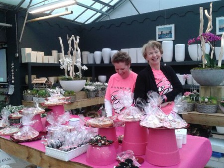 Een volle tafel, dat was 's avonds om zeven uur wel anders. Alle 37 taarten op!!!
